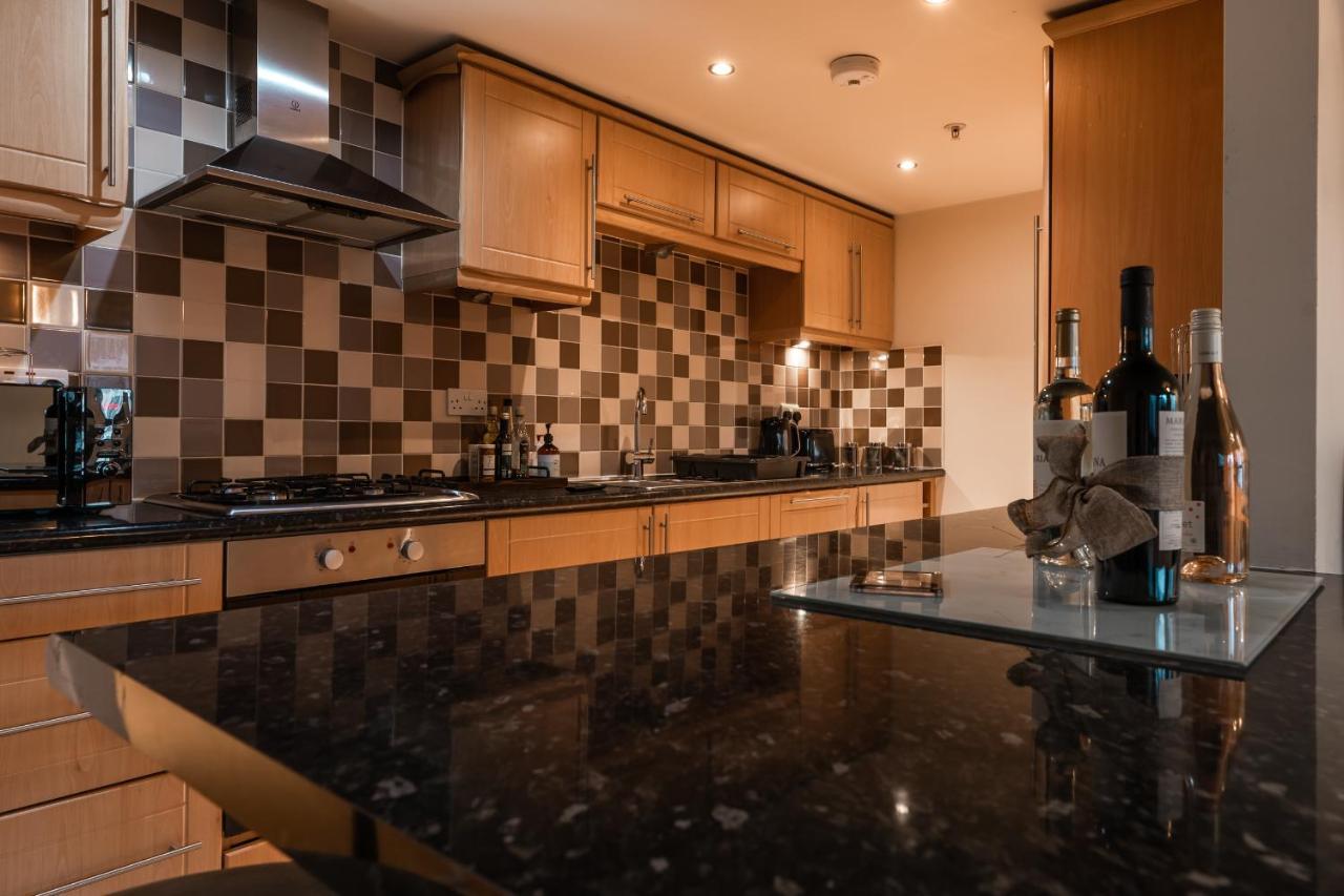 Apartment West End Escape - Prime Location *