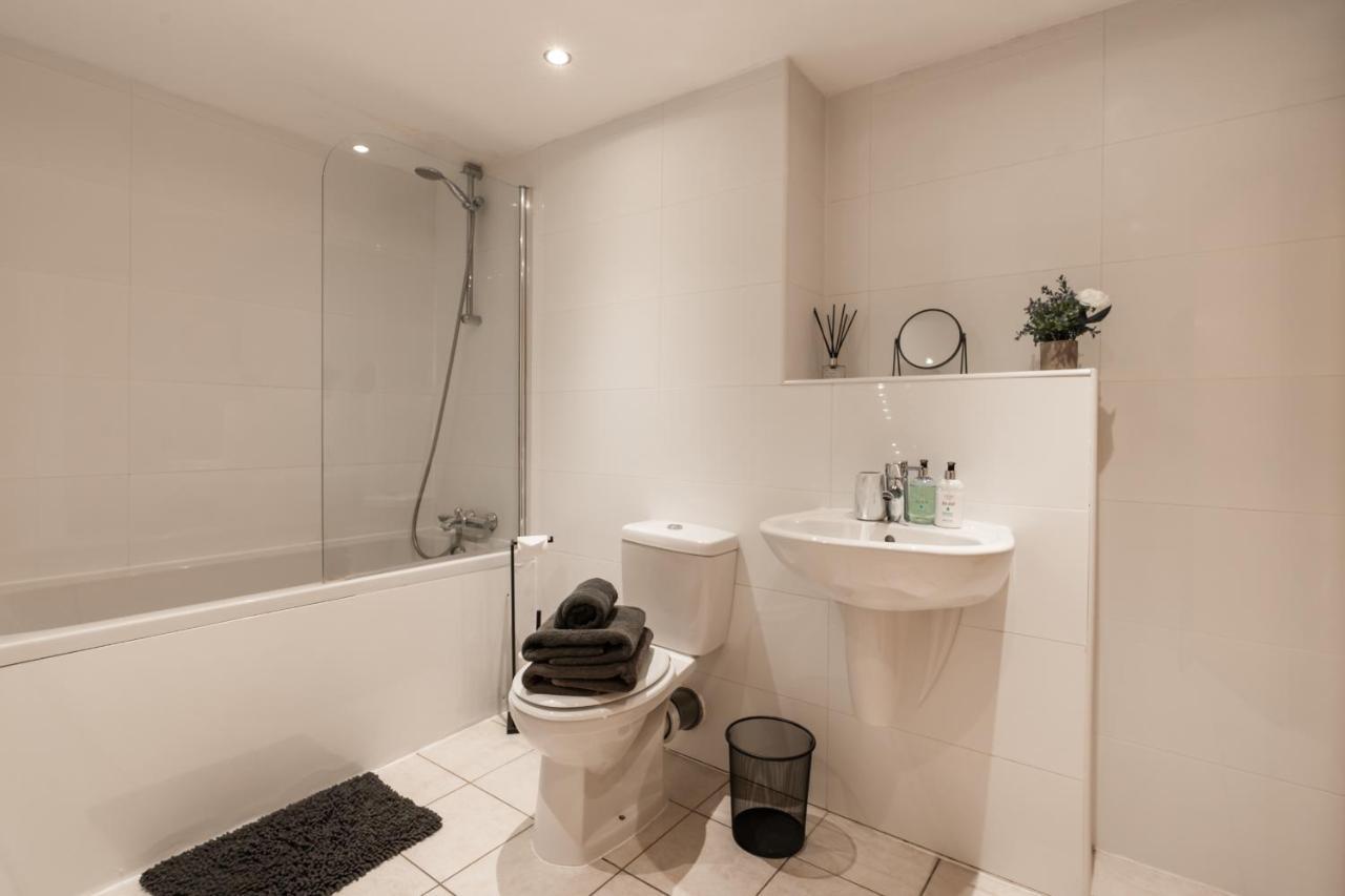 Apartment West End Escape - Prime Location *