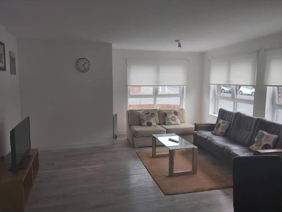 City, Celtic Park & Emirates Stadium Apartment, For Families Or Age Over 23 Apartment *
