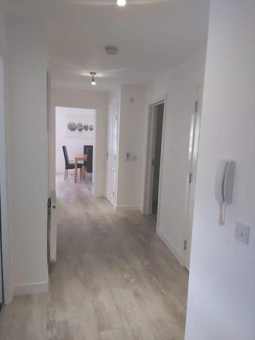 City, Celtic Park & Emirates Stadium Apartment, For Families Or Age Over 23 *