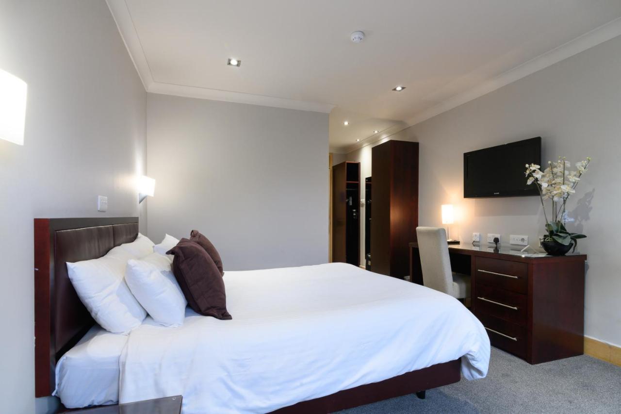 Glynhill & Near Airport 4*