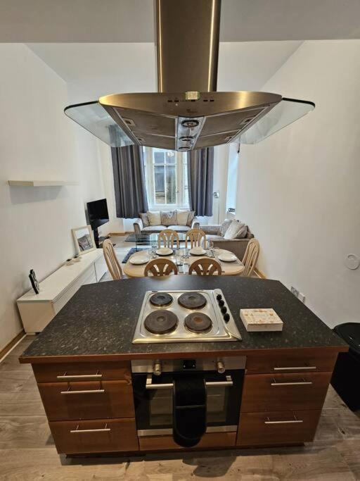 65 Renfield St 2 Bed Glasgow