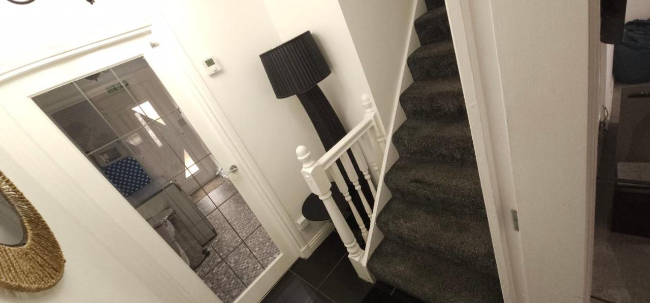 Lovely 3 Bed In With Free Parking * Glasgow