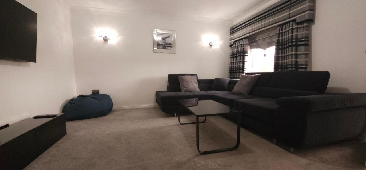 Lovely 3 Bed In With Free Parking *
