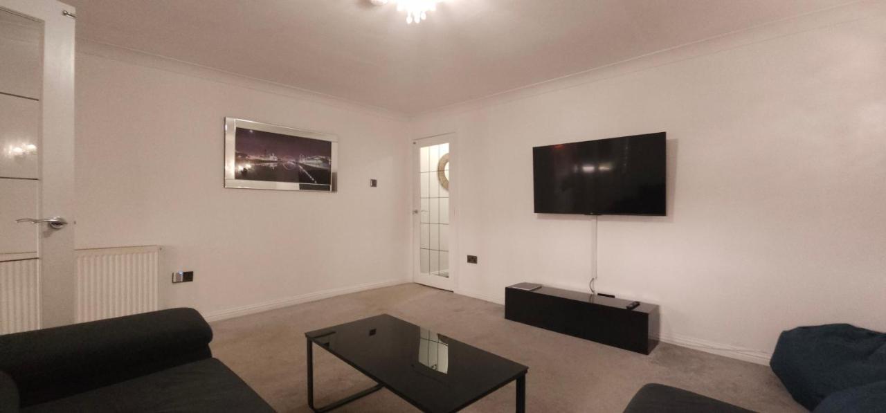Lovely 3 Bed In With Free Parking * Glasgow