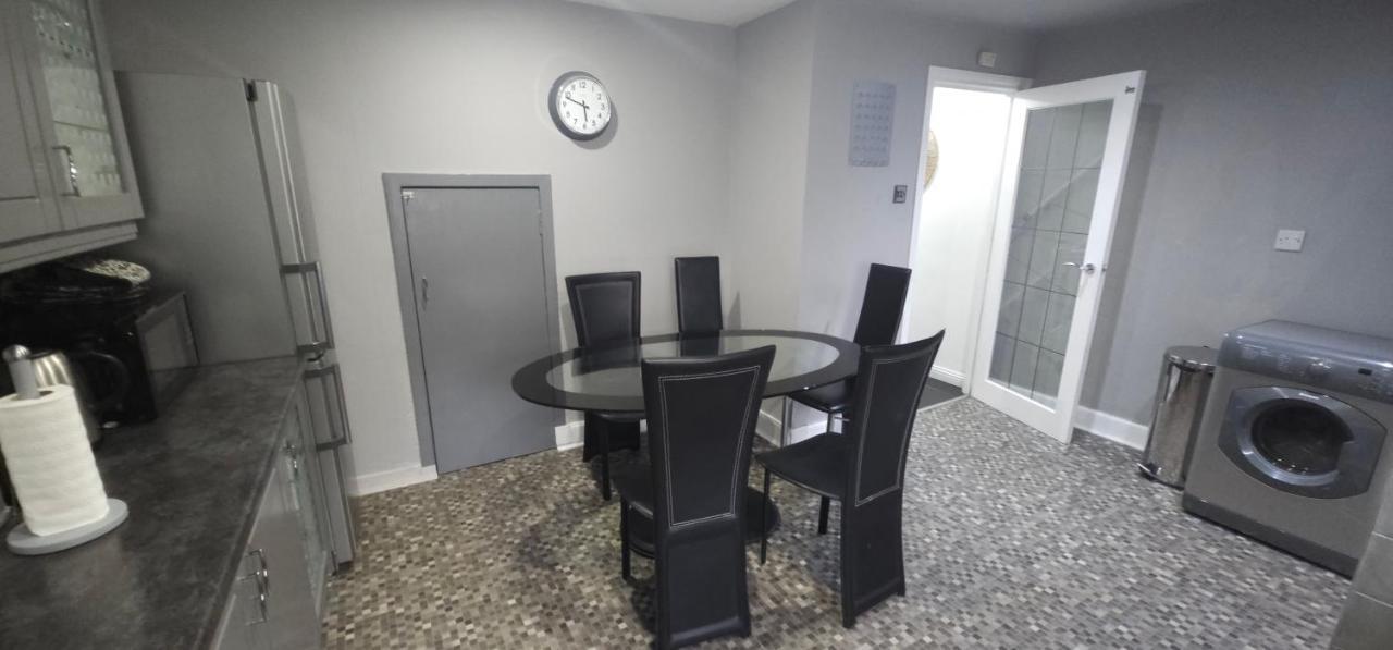 Lovely 3 Bed In With Free Parking *