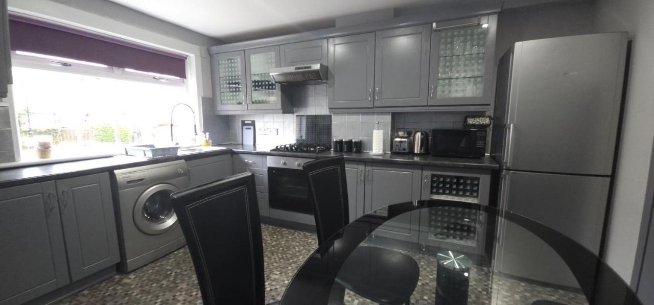 Lovely 3 Bed In With Free Parking Holiday home Glasgow