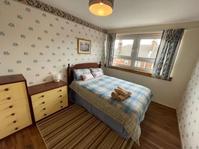 West End Hidden Gem - Modern 2-bedroom With Residents Patio Apartment Glasgow