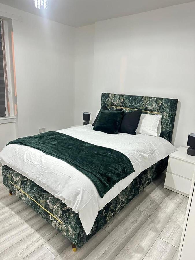 Newly Renovated Lux 2 Bed Apartment *