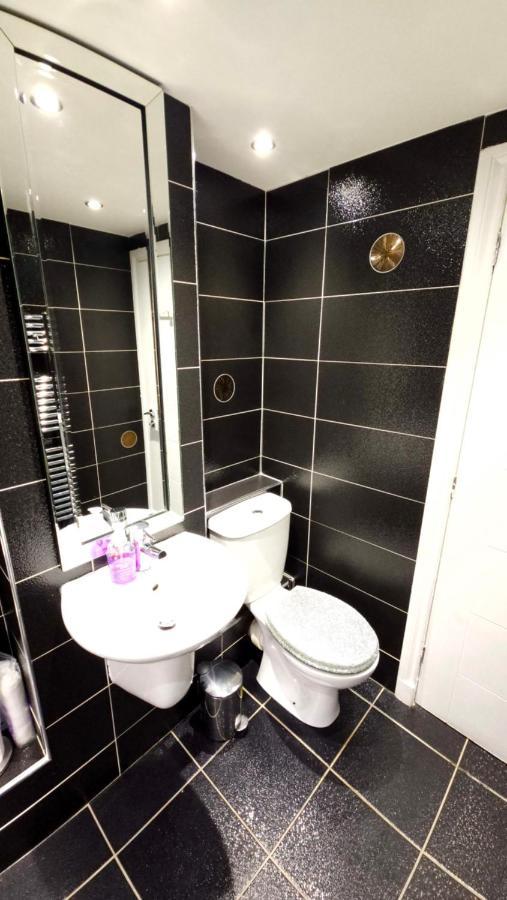 Lovely 3 Bed In With Free Parking * Glasgow