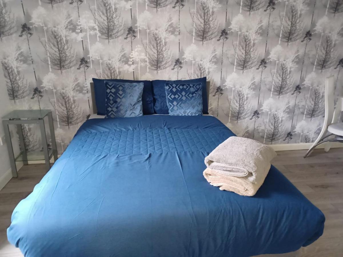 Apartment Bellway Commonwealth Apartment, Only Ages Over 23 *