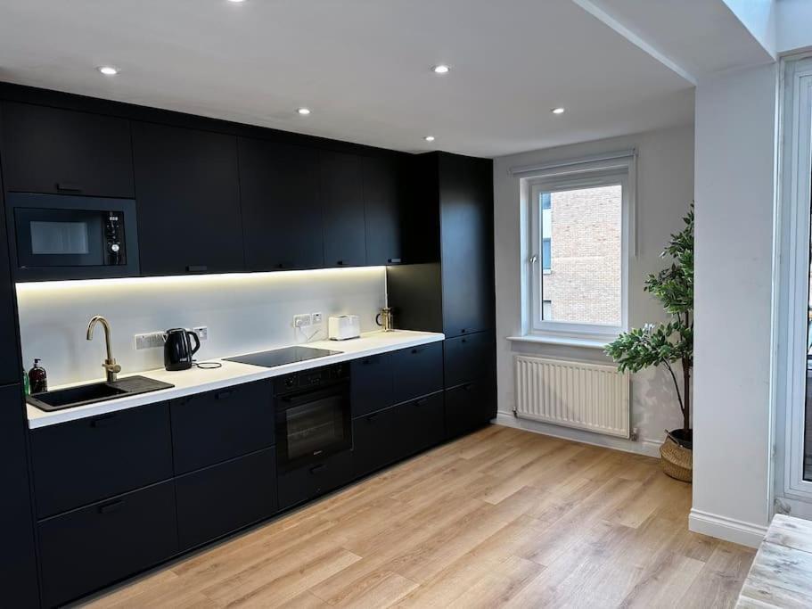 3 Bedroom/3 Bathroom Large Flat Near Ovo Hydro *