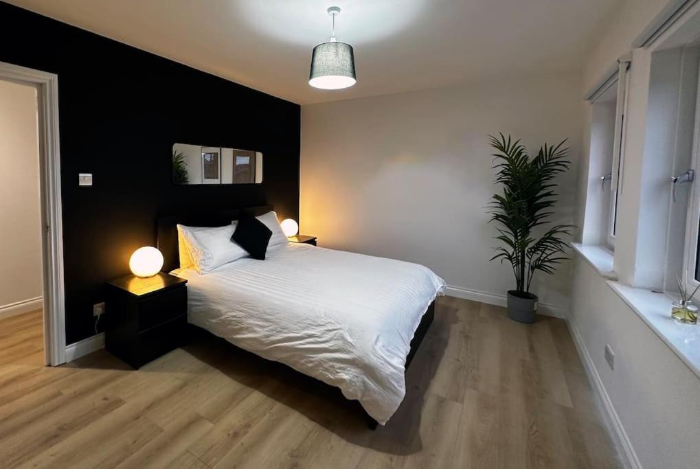 3 Bedroom/3 Bathroom Large Flat Near Ovo Hydro *