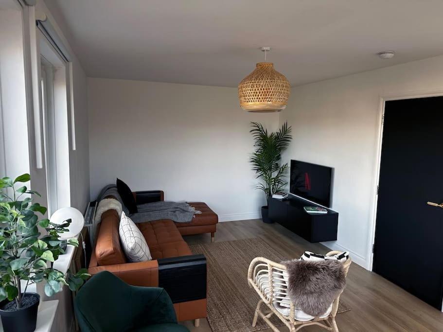 3 Bedroom/3 Bathroom Large Flat Near Ovo Hydro Apartment *