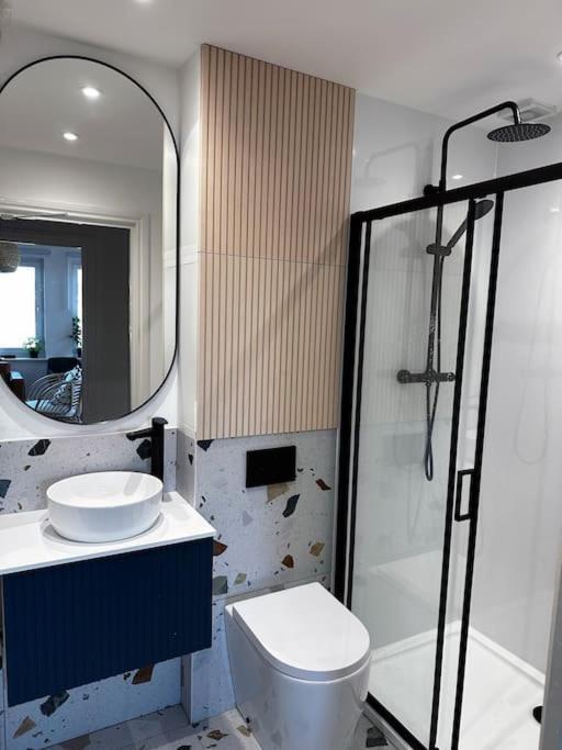 3 Bedroom/3 Bathroom Large Flat Near Ovo Hydro Apartment *