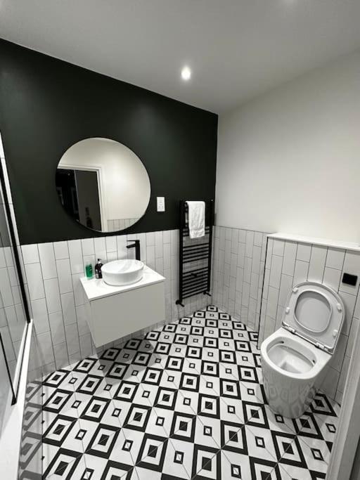 3 Bedroom/3 Bathroom Large Flat Near Ovo Hydro *