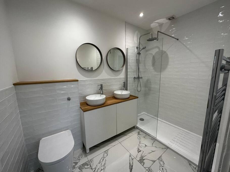 Apartment 3 Bedroom/3 Bathroom Large Flat Near Ovo Hydro