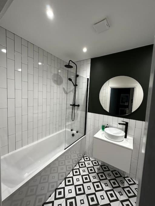 3 Bedroom/3 Bathroom Large Flat Near Ovo Hydro