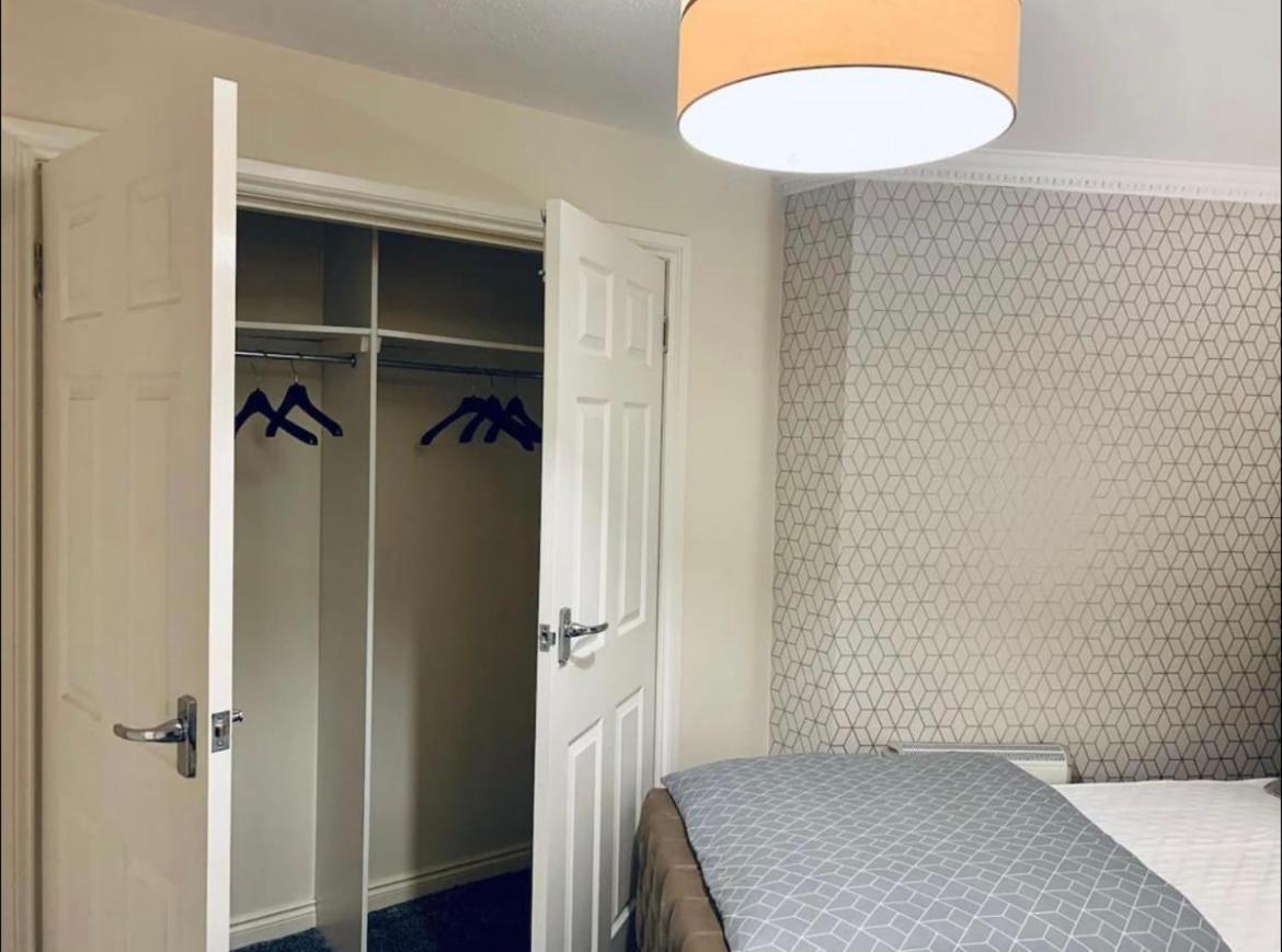 City Centre Flat With River Views And Parking