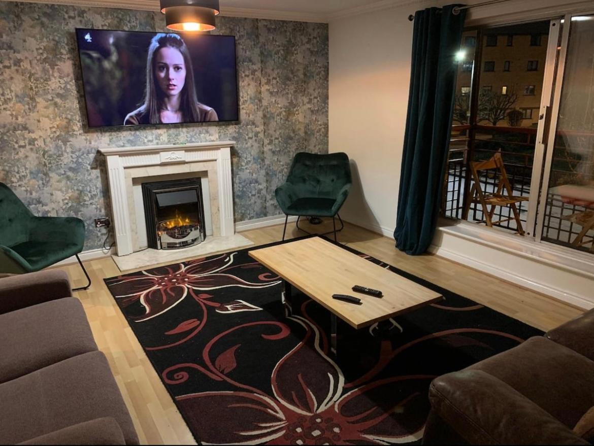 City Centre Flat With River Views And Parking