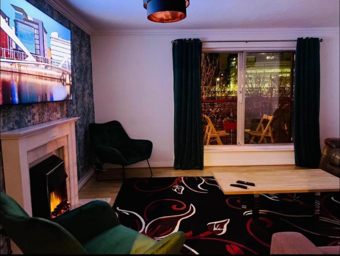 City Centre Flat With River Views And Parking *
