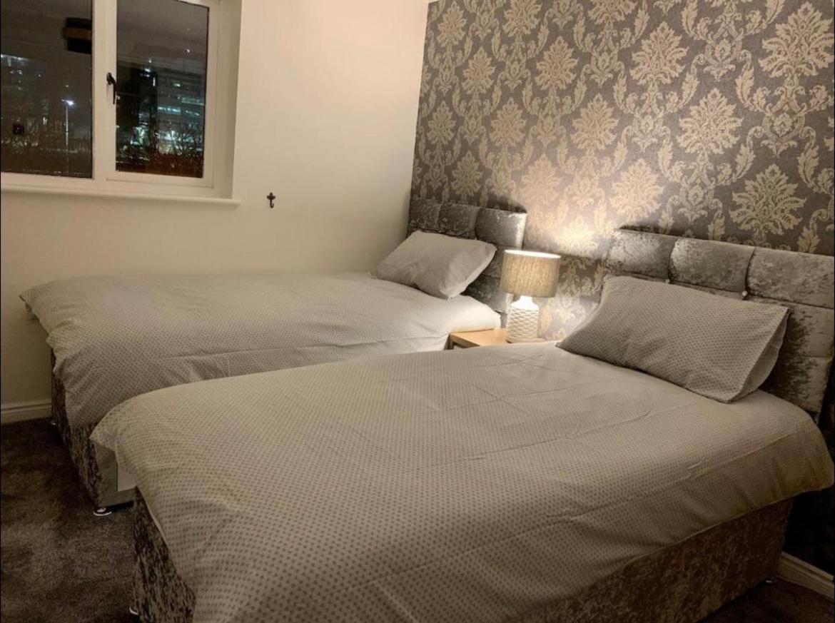 City Centre Flat With River Views And Parking *