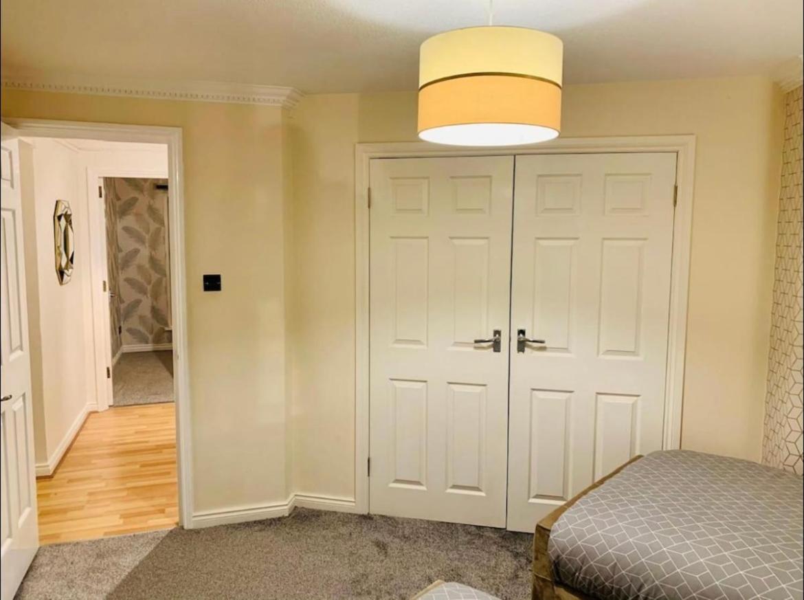 City Centre Flat With River Views And Parking *
