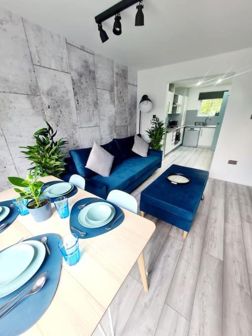 Spacious 5bed House, Free Parking, No Party !