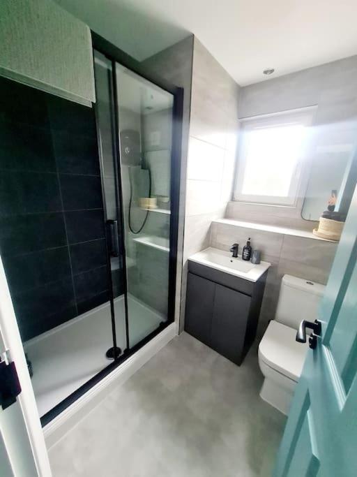 Holiday home Spacious 5bed House, Free Parking, No Party ! Glasgow