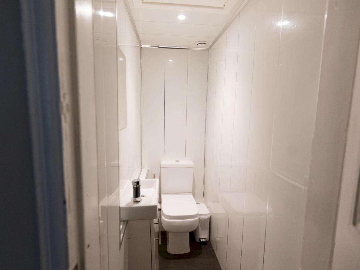 Pass The Keys Per7 Fm 1 Bed Ground Floor Flat Near Cessnock Subway * Glasgow