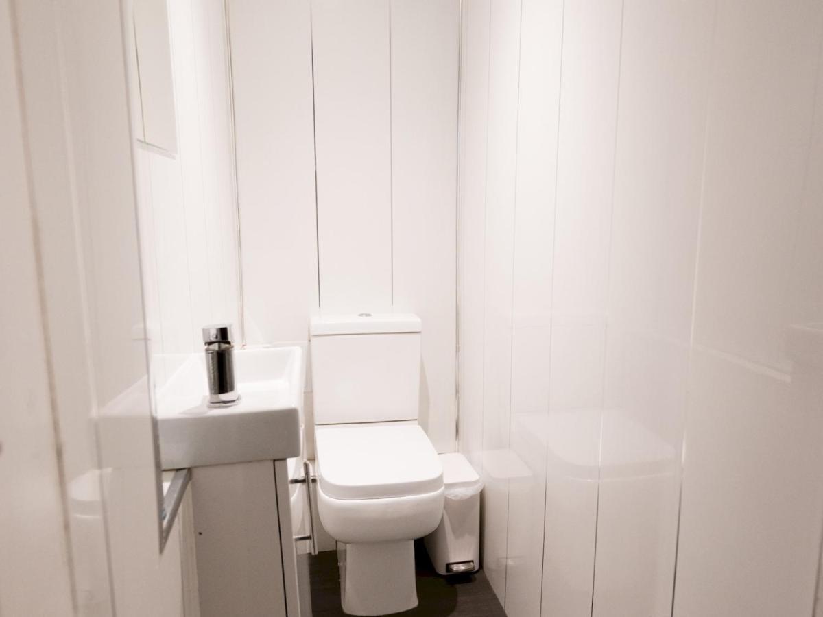 Pass The Keys Per7 Fm 1 Bed Ground Floor Flat Near Cessnock Subway * Glasgow