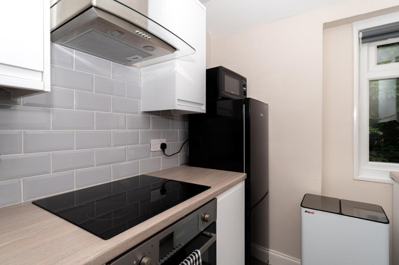 Apartment Homely House: 4-bedroom Comfort Near Centre *