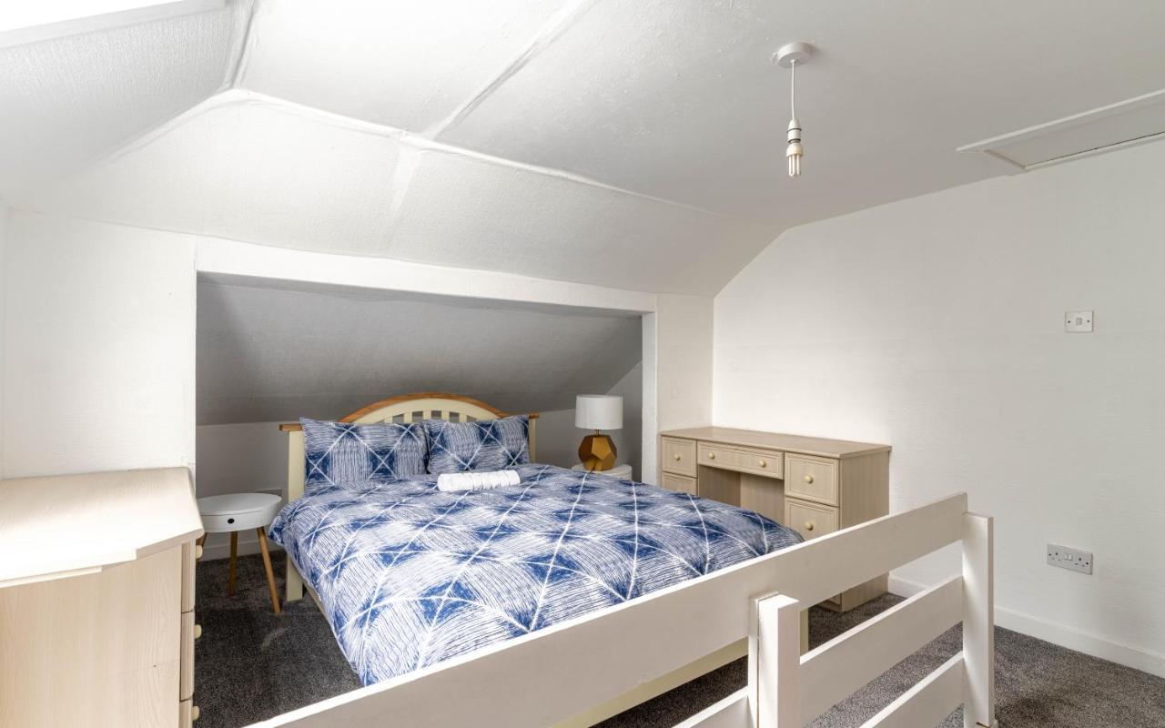 Homely House: 4-bedroom Comfort Near Centre Glasgow