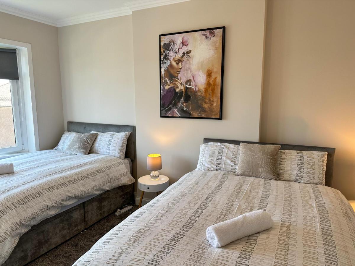 Apartment Homely House: 4-bedroom Comfort Near Centre *