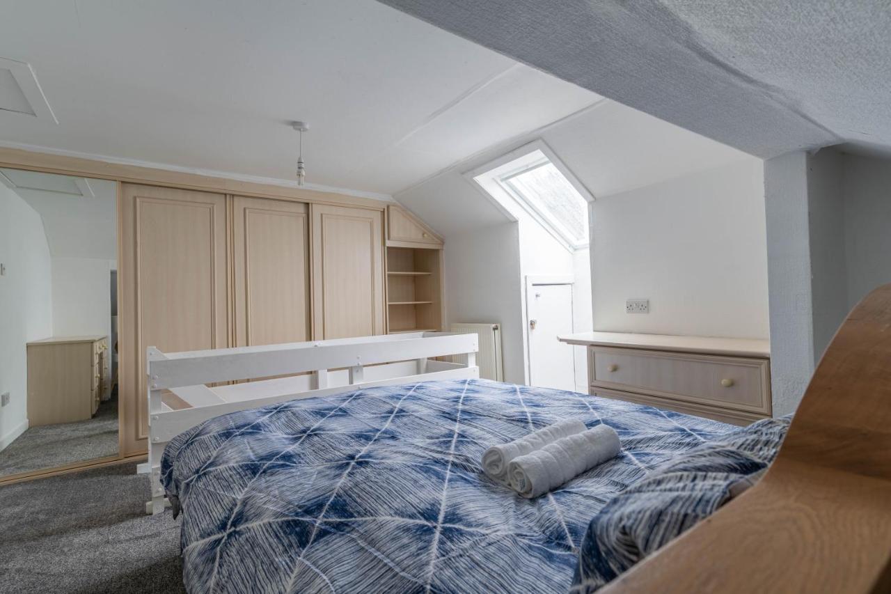 Homely House: 4-bedroom Comfort Near Centre Apartment