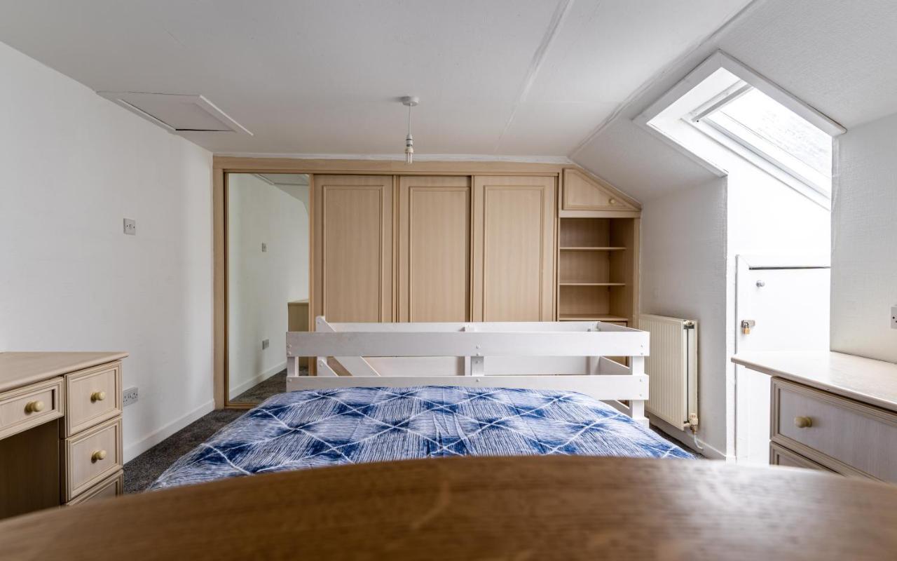 Homely House: 4-bedroom Comfort Near Centre Apartment *