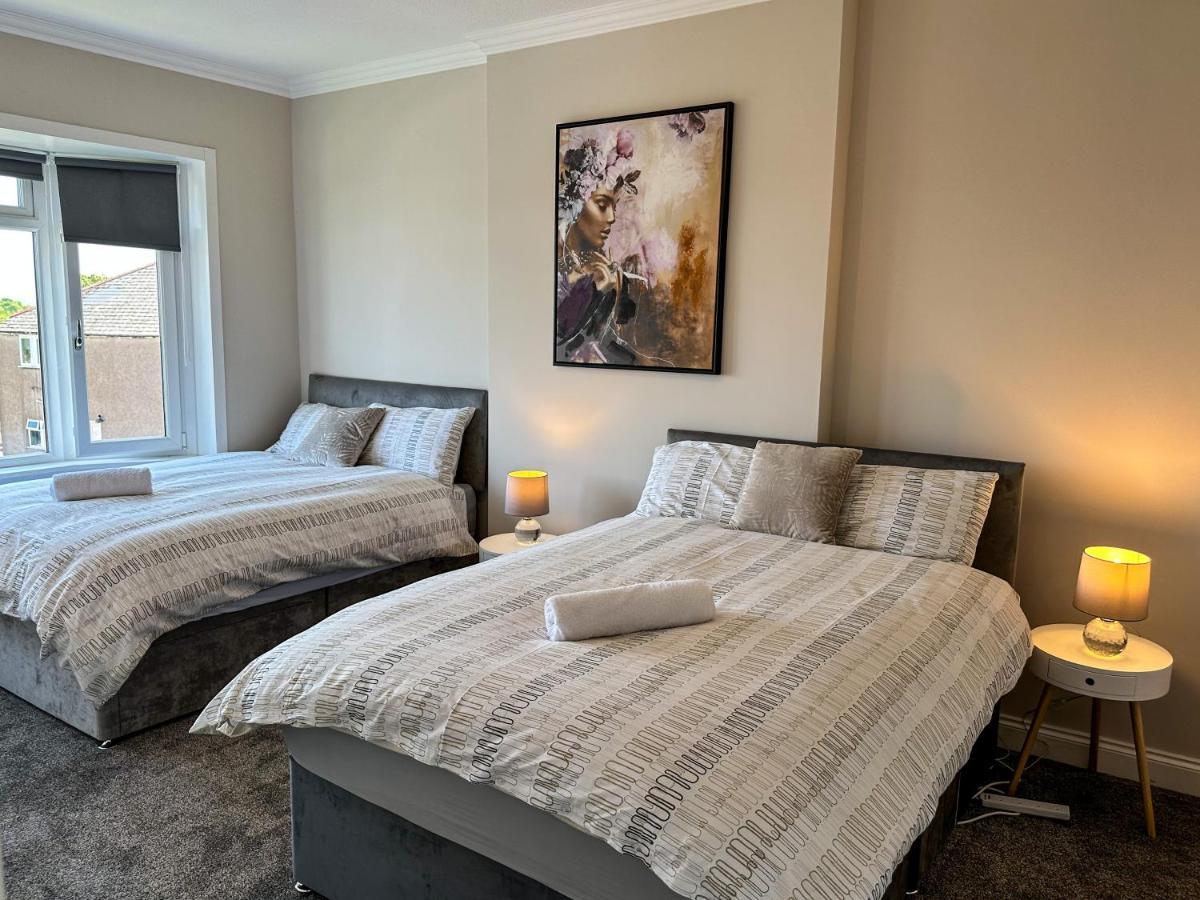 Apartment Homely House: 4-bedroom Comfort Near Centre