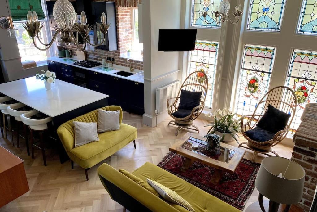 Stunning 3 Bedroom Victorian Near Pollok Country Park Apartment