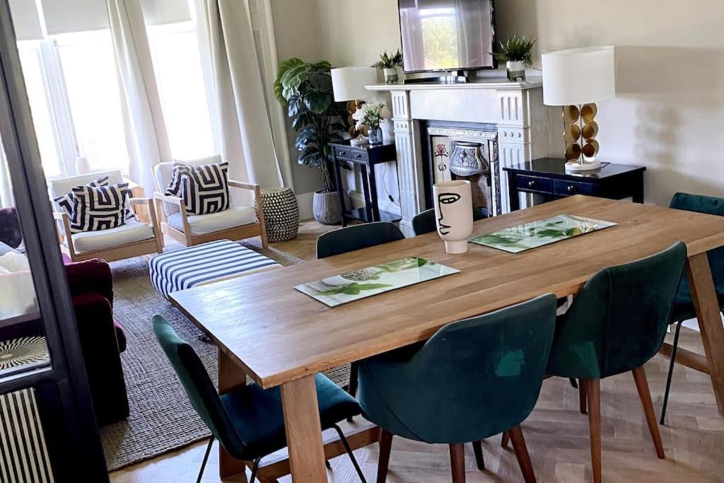 Stunning 3 Bedroom Victorian Near Pollok Country Park Apartment
