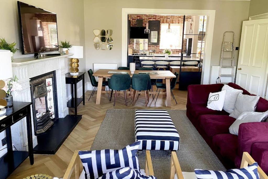 Stunning 3 Bedroom Victorian Near Pollok Country Park Apartment