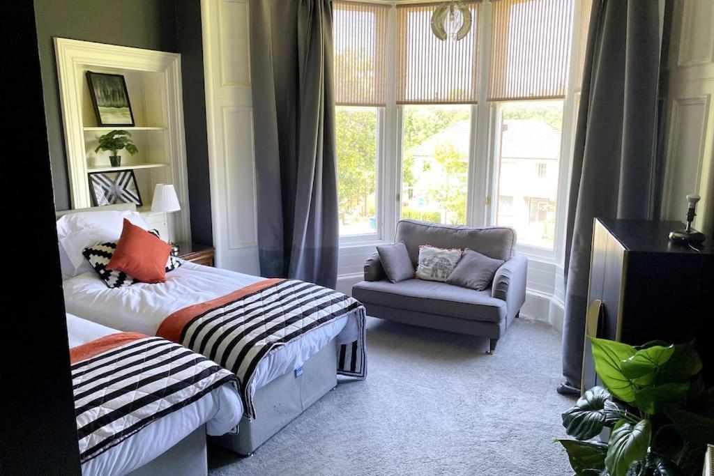 Stunning 3 Bedroom Victorian Near Pollok Country Park Apartment
