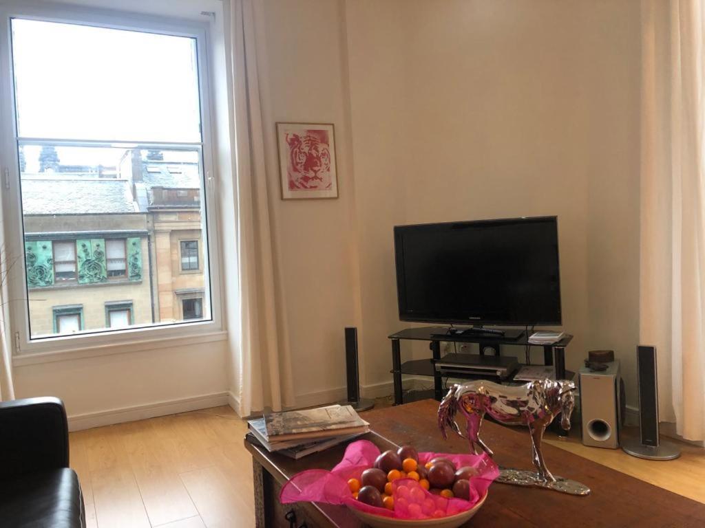 Comfy Two Bedroom Right In The Centre Apartment *