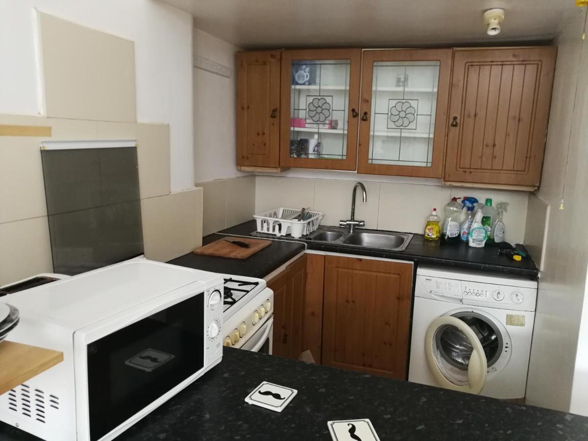 Guest house Budget Double Bedroom Near Centre And West End *