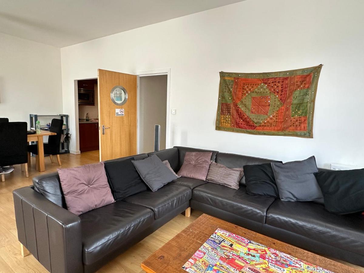 Comfy Two Bedroom Right In The Centre Apartment *