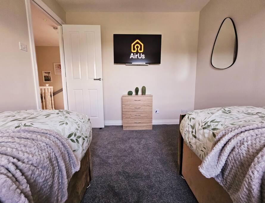 Modern 5 Bedroom Townhouse With Free Parking * Glasgow