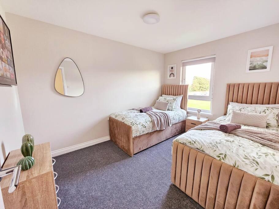Holiday home Modern 5 Bedroom Townhouse With Free Parking *