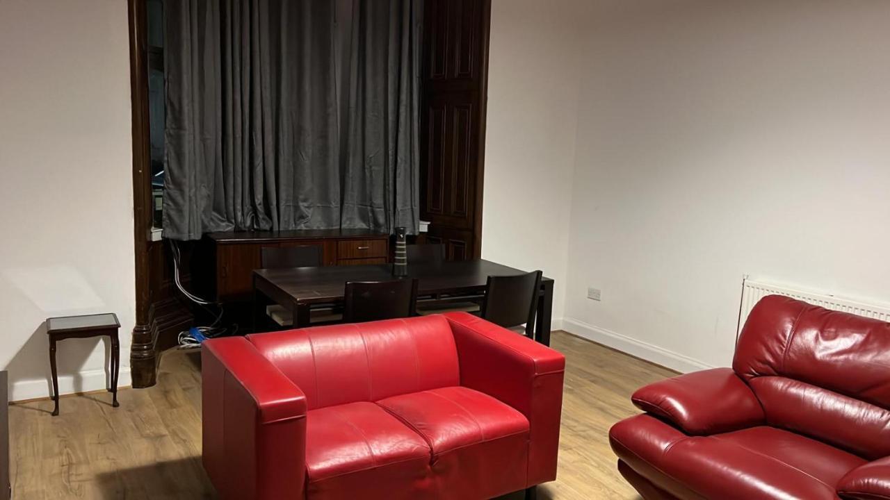 Large 3 Bed Apt Close To City, Ovo Hydro And Ibrox Stadium Apartment *