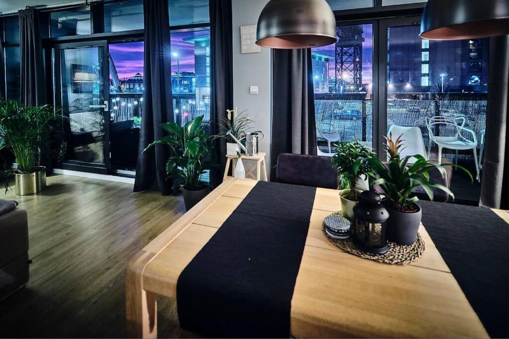 Glasgow, Finnieston Luxury 2 Bed With Parking, E-check In, Hi-fi * Glasgow