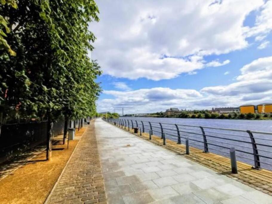 Glasgow, Finnieston Luxury 2 Bed With Parking, E-check In, Hi-fi *