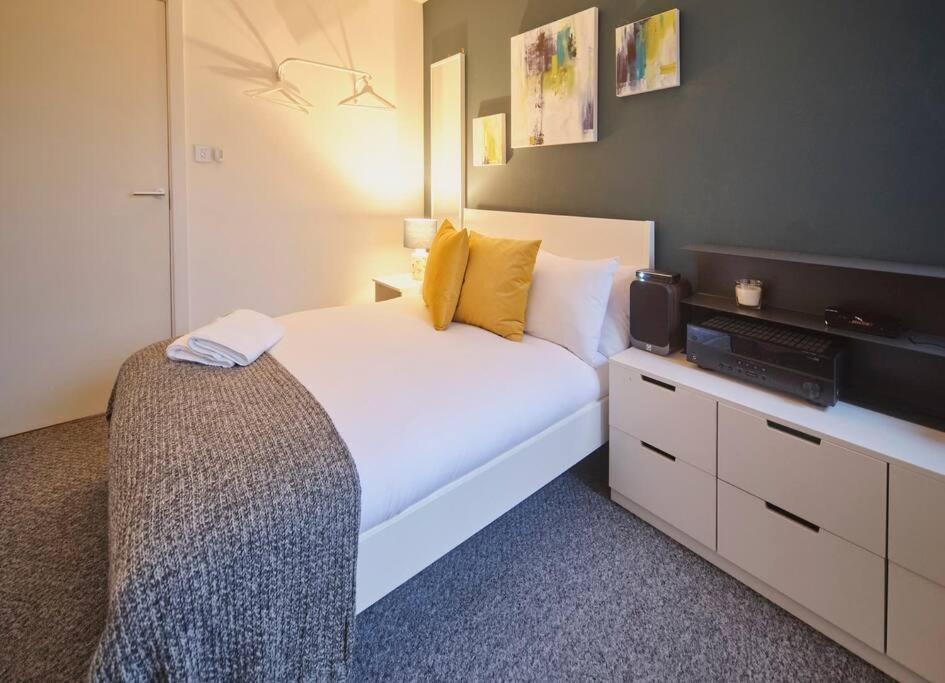 Glasgow, Finnieston Luxury 2 Bed With Parking, E-check In, Hi-fi Apartment *